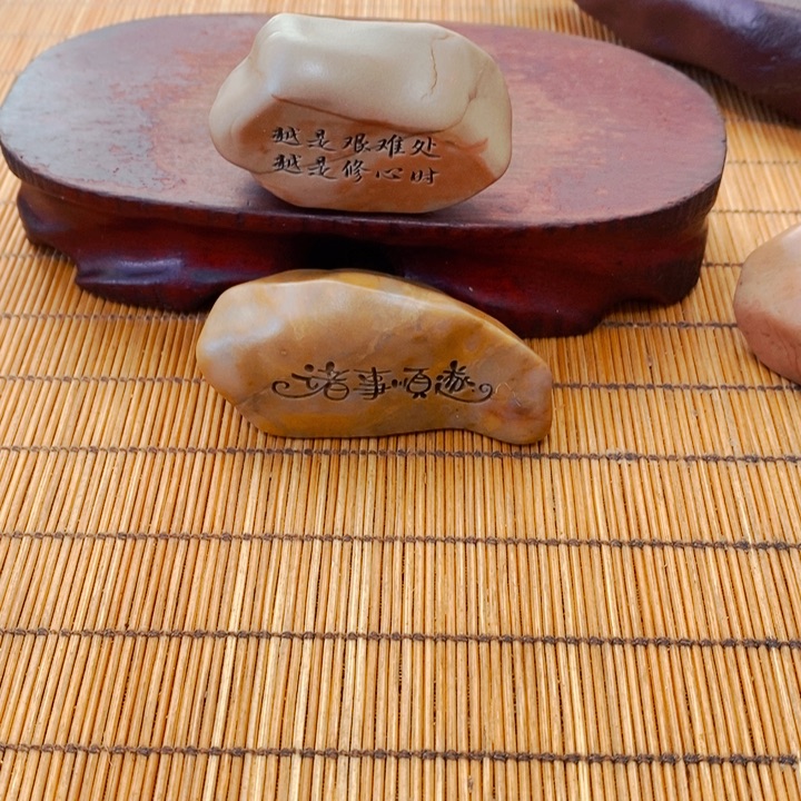 落***衣原石雕刻工艺品手把摆件