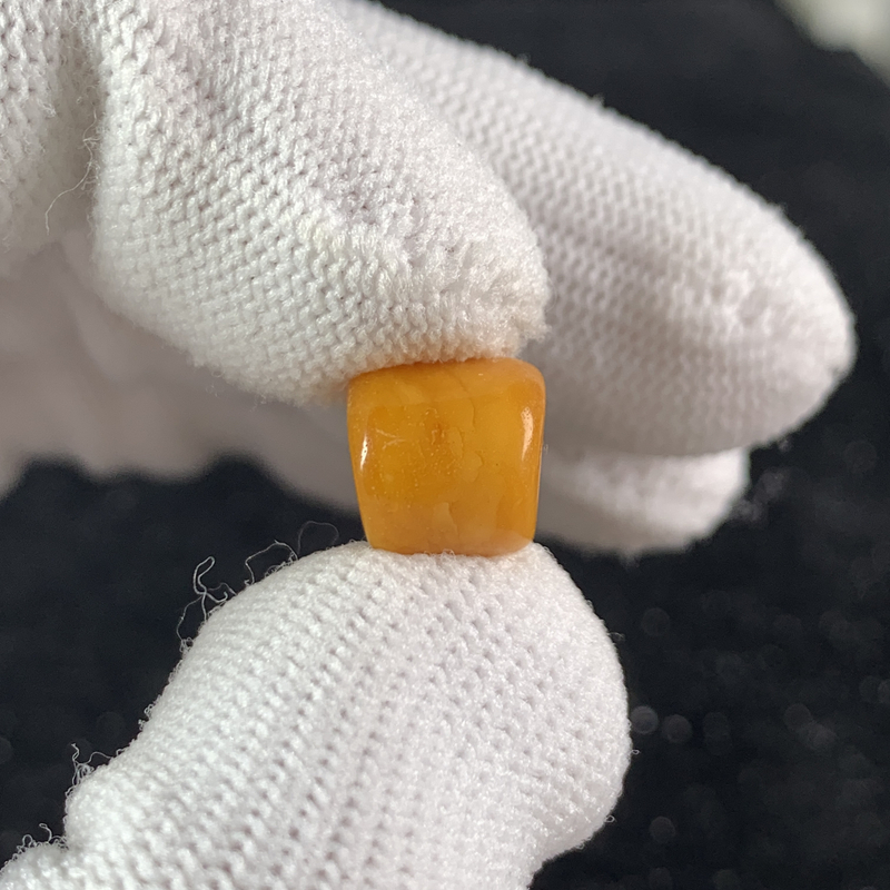 Q1094保真原矿俄料尺寸9.7*9.5mm蜜蜡单颗马蹄斜切顶珠微瑕放漏