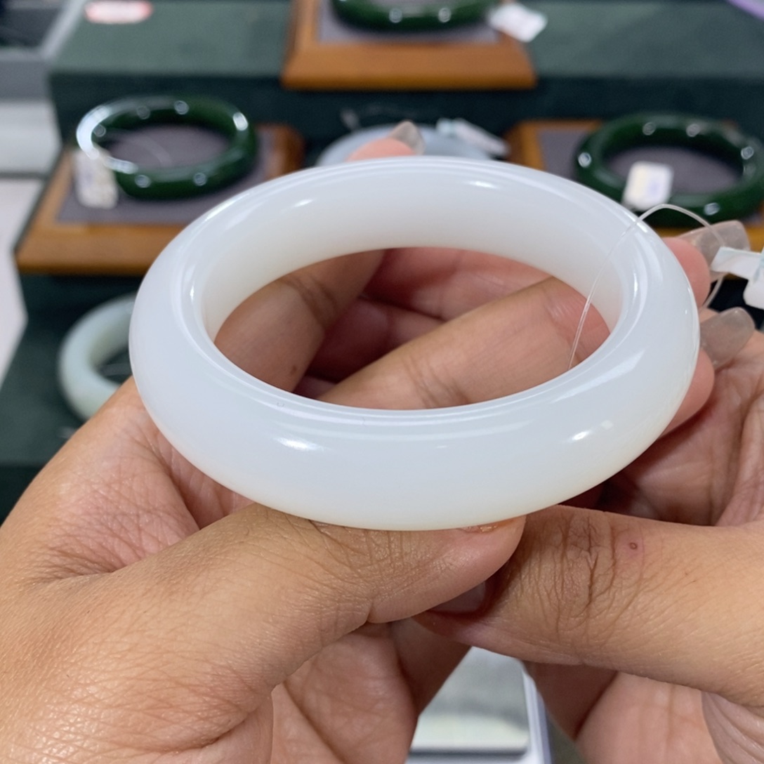 和田玉手镯未镶嵌