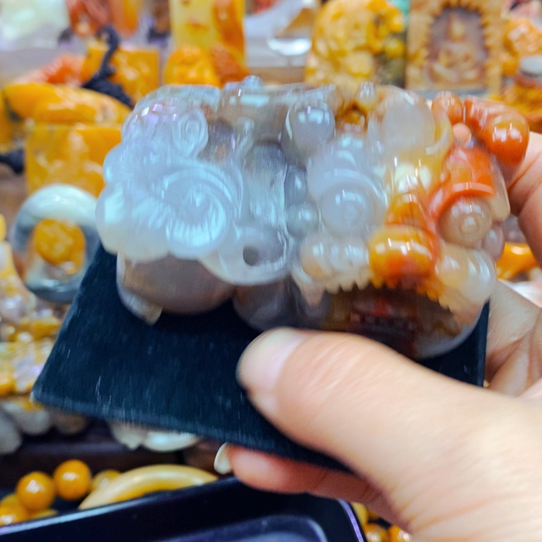 未镶嵌石英质玉（黄龙玉）颈饰