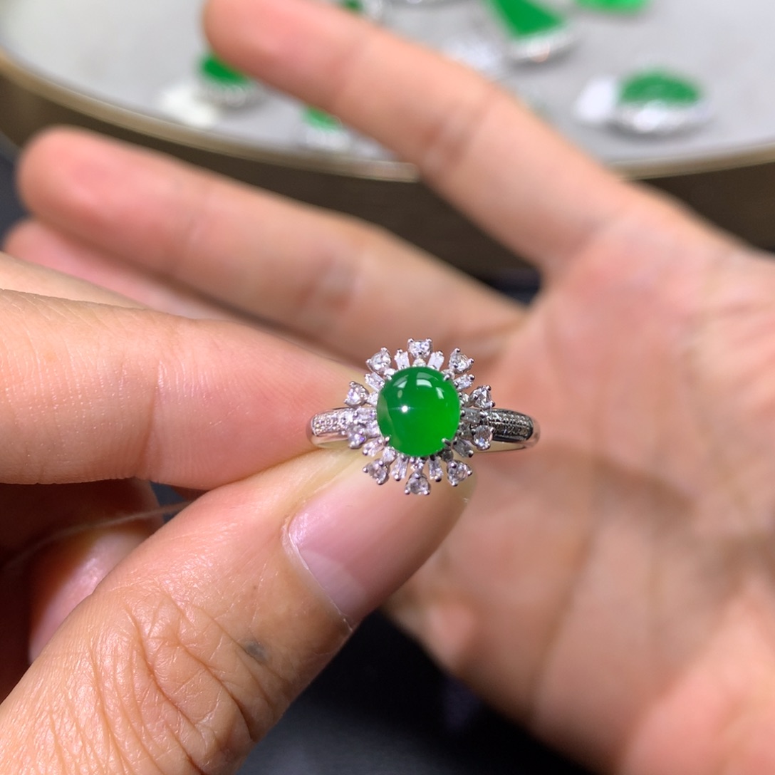 翡翠戒指18K金镶嵌翡翠