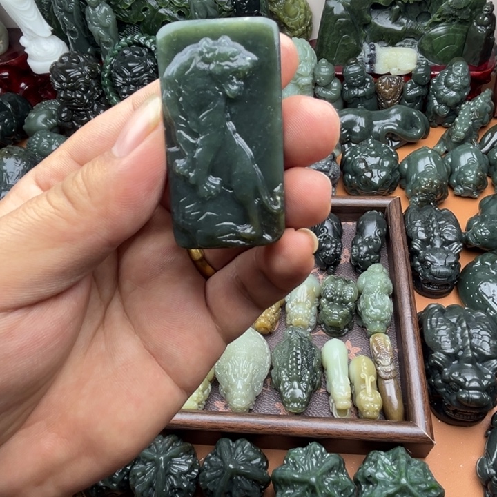 和田玉未镶嵌把件