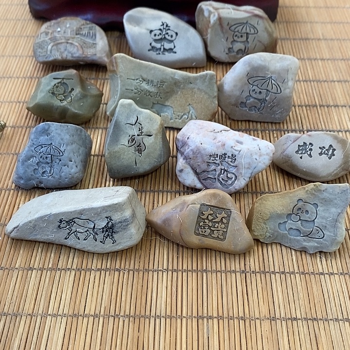 小****原石雕刻工艺品手把摆件