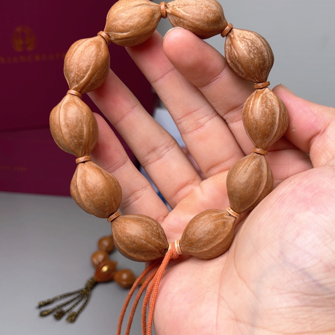 手串橄榄核鲨鱼背1825