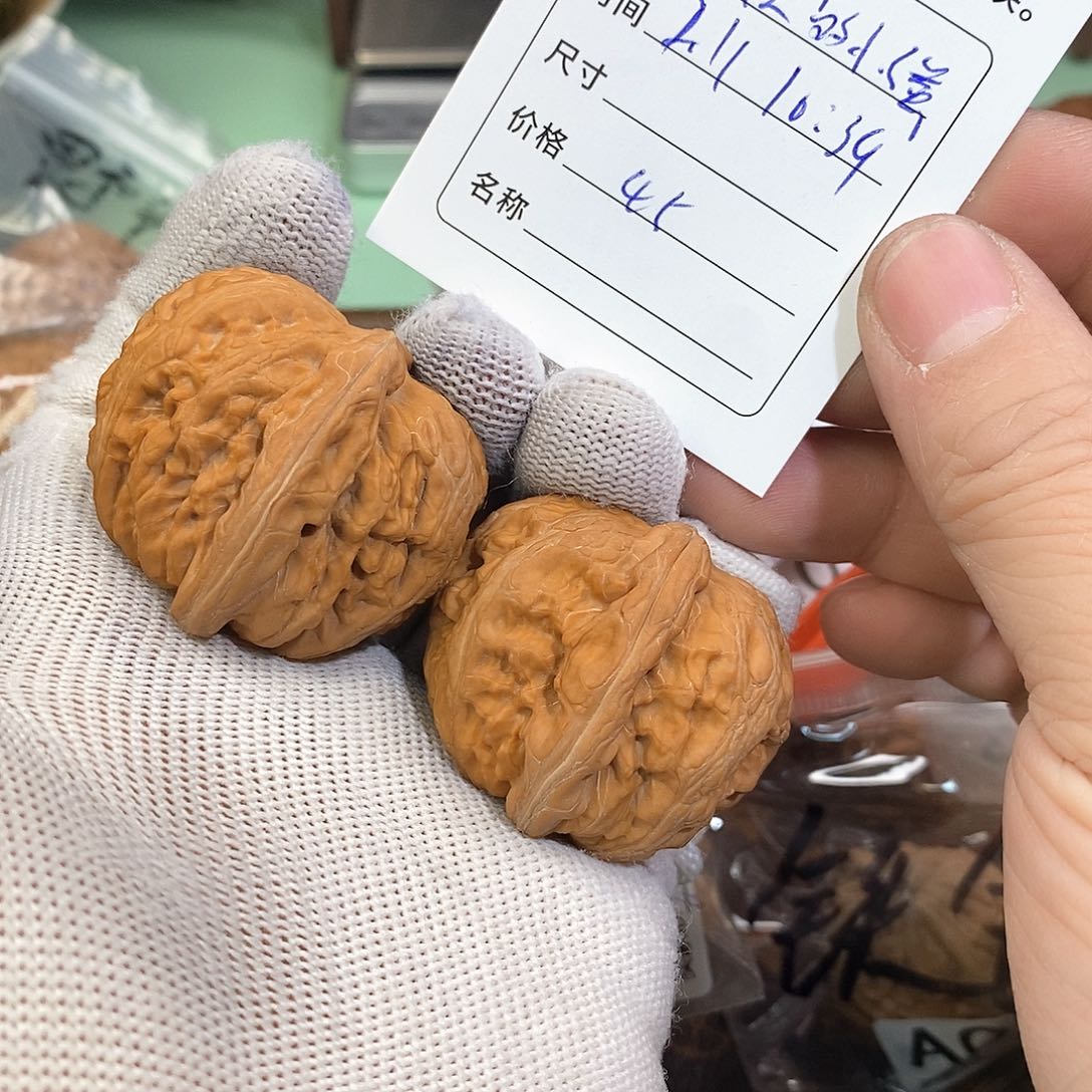 桃核把件日***强元宝。      