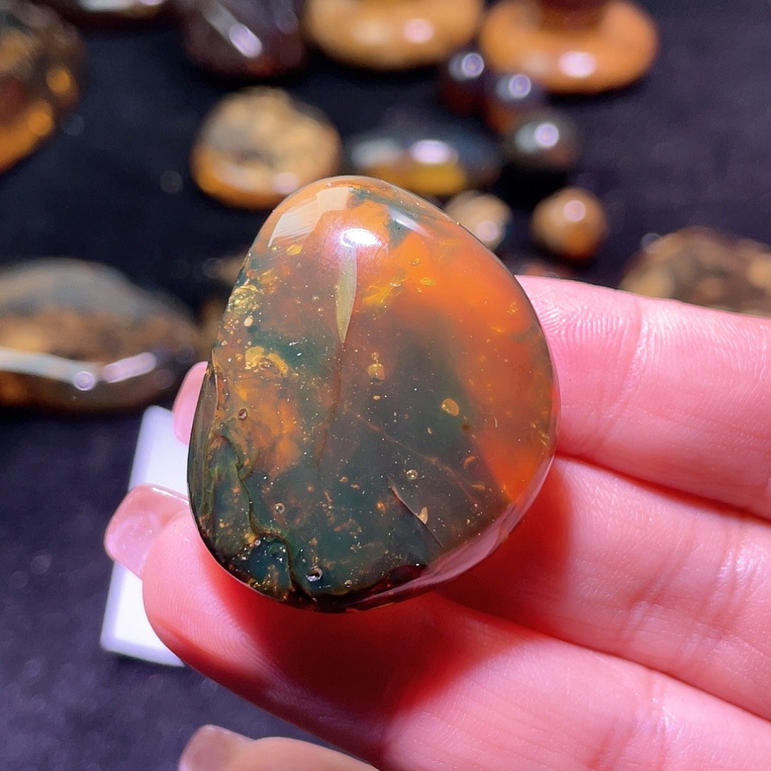 琥珀裸石未镶嵌。