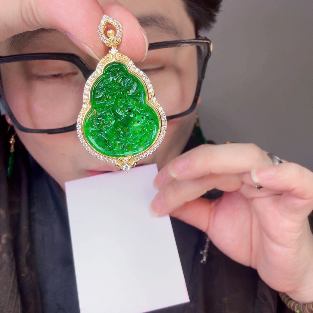 翡翠未镶嵌颈饰一件