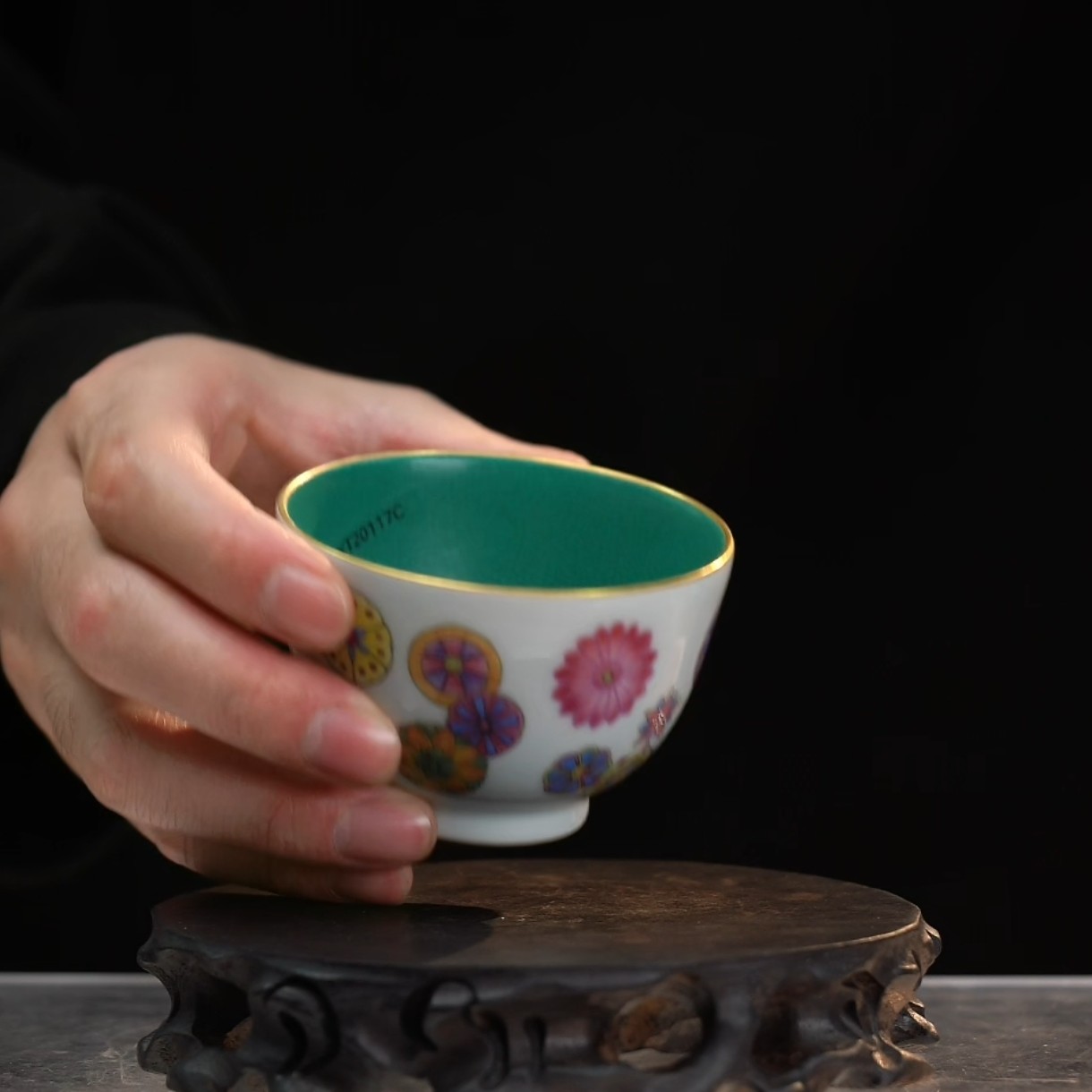 内松石绿釉外粉彩皮球花纹杯