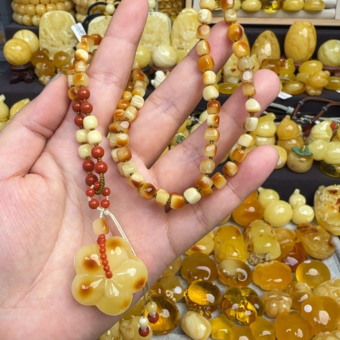 未镶嵌套链琥珀天然原皮俏色蜜蜡五瓣花吊坠