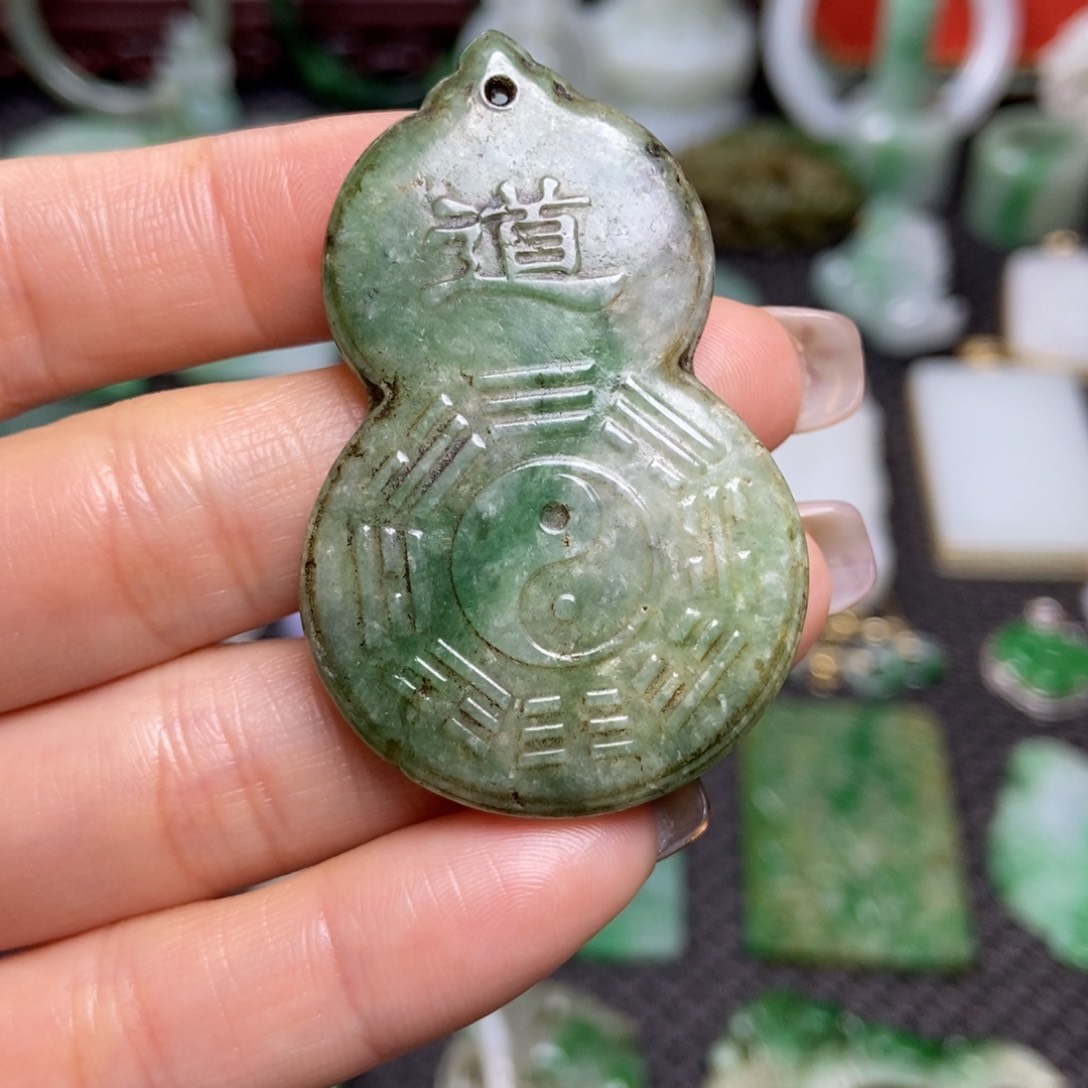 翡翠未镶嵌挂件清