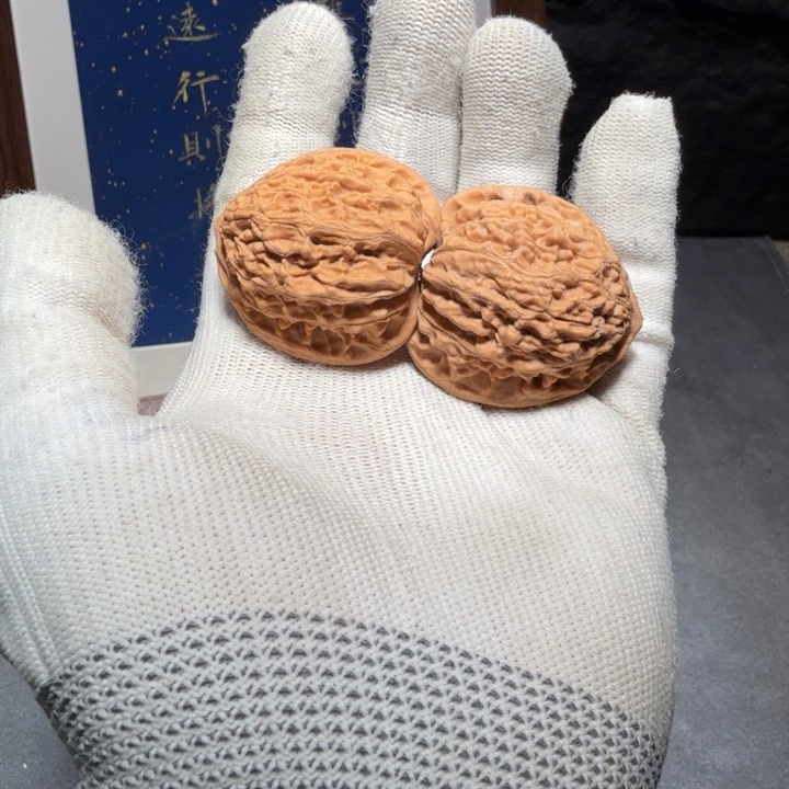 文玩核桃吊坠金牛编号5141，38-36-39