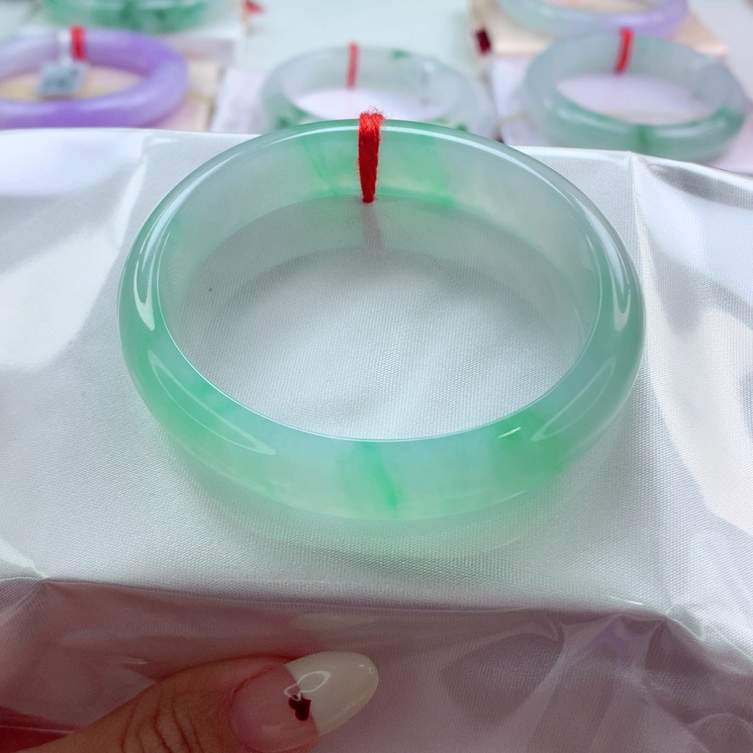 翡翠手镯（贵妃镯）未镶嵌小*。55.5贵妃 种色兼备 灵