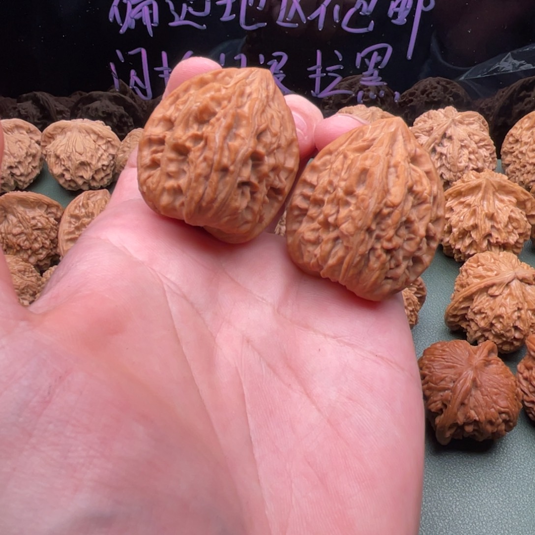 核桃把件36十三陵鸡心红皮