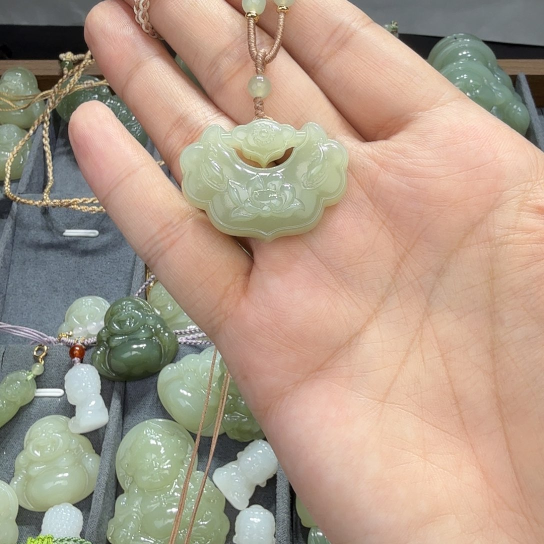 路***璐和田玉未镶嵌颈饰锁特价款