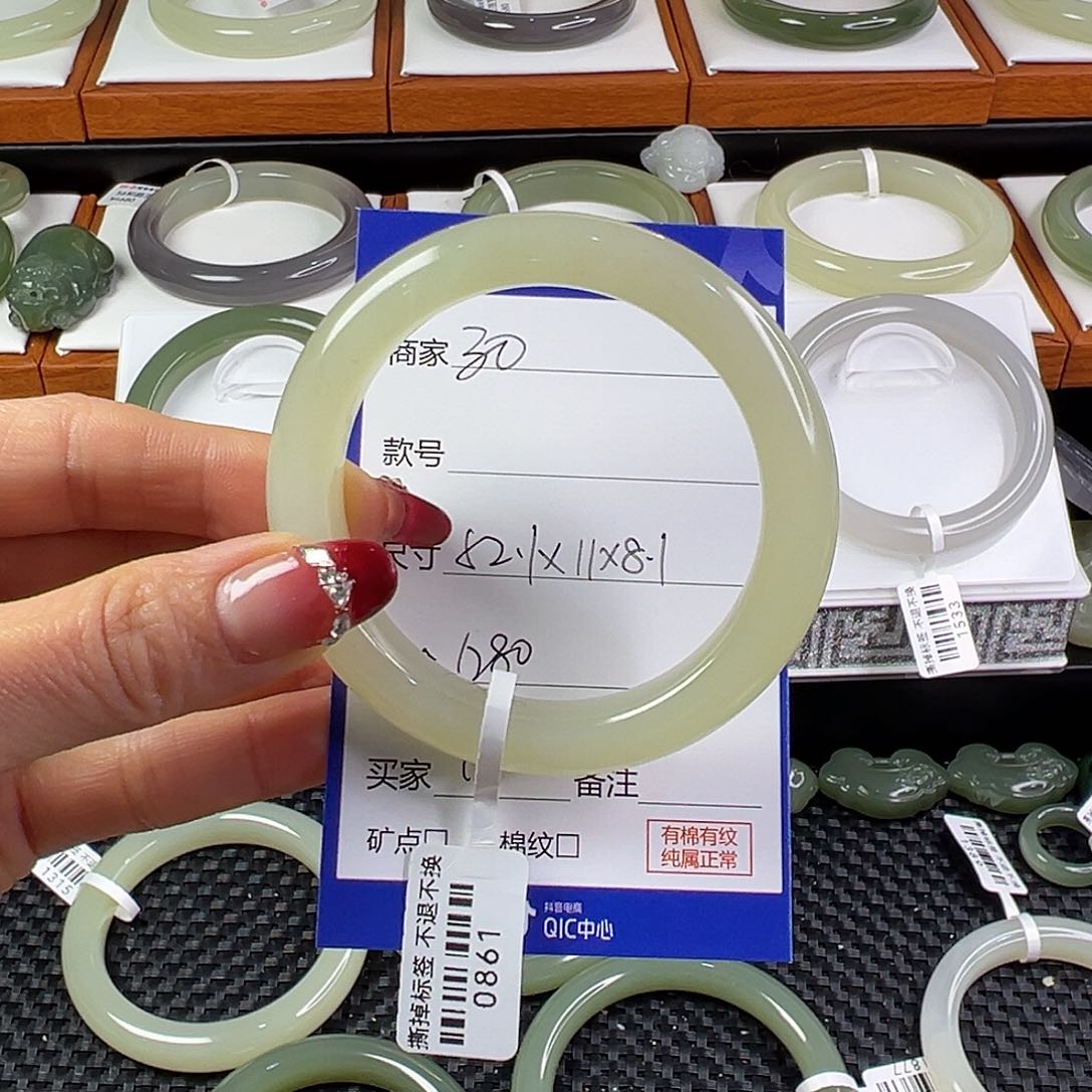 和田玉手镯未镶嵌香*?