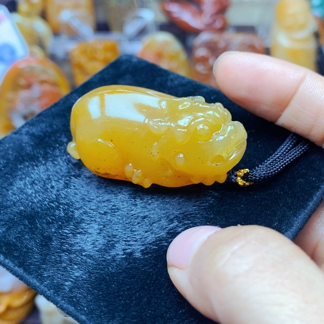 石英质玉（黄龙玉）未镶嵌颈饰