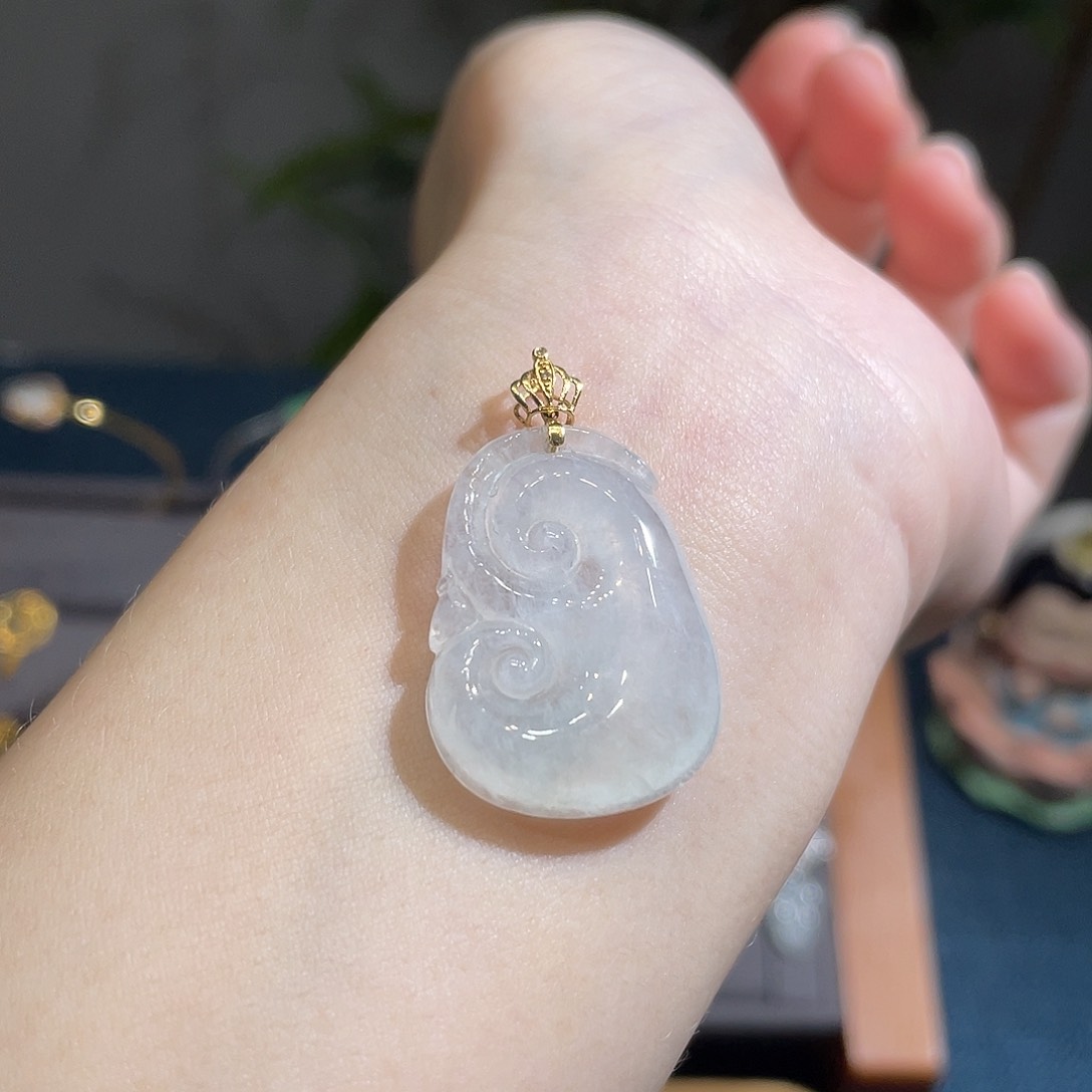 翡翠18K金镶嵌颈饰如意