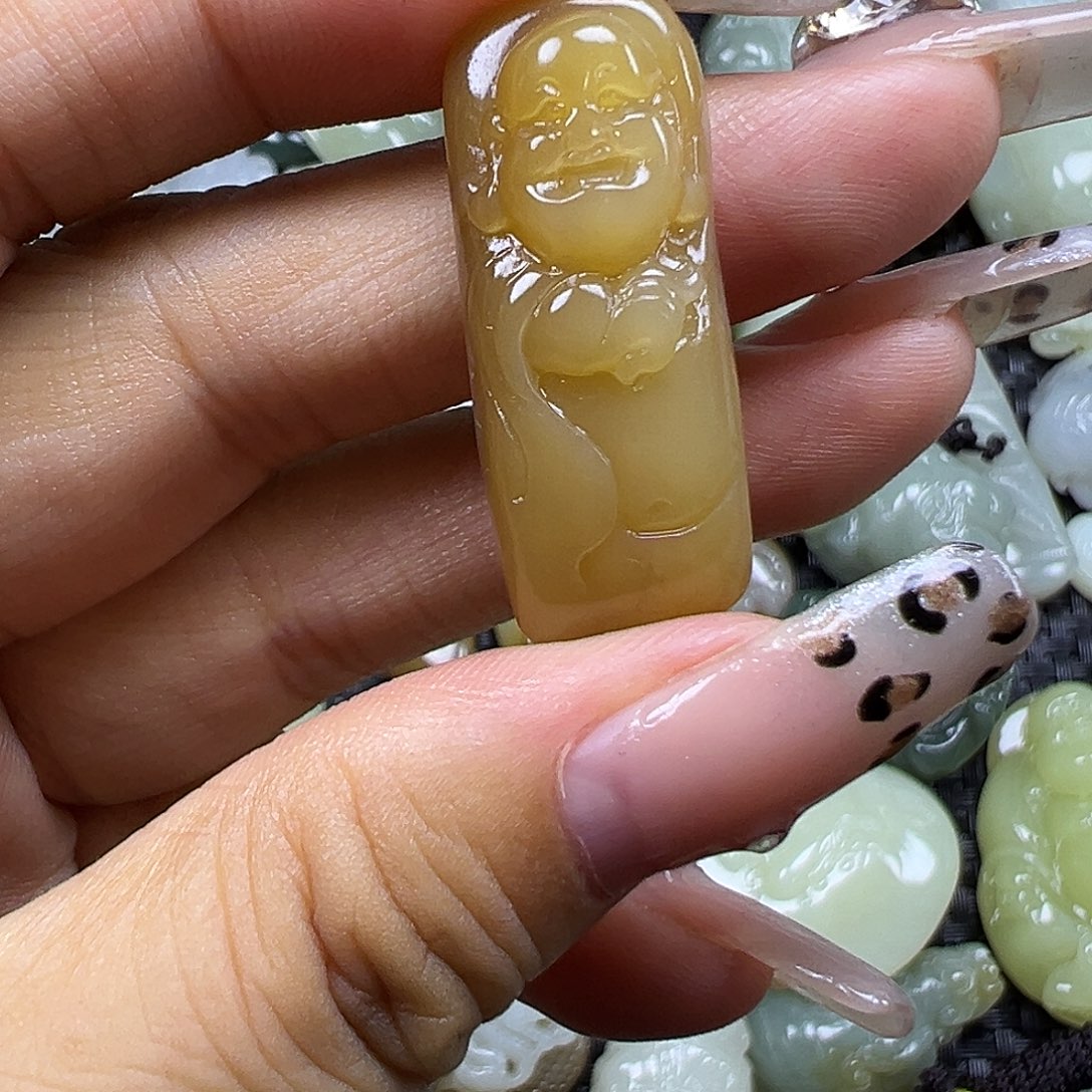 颈饰未镶嵌和田玉背后有裂，不退不换