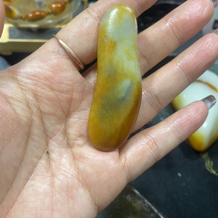 未镶嵌和田玉（糖玉）挂件崖*