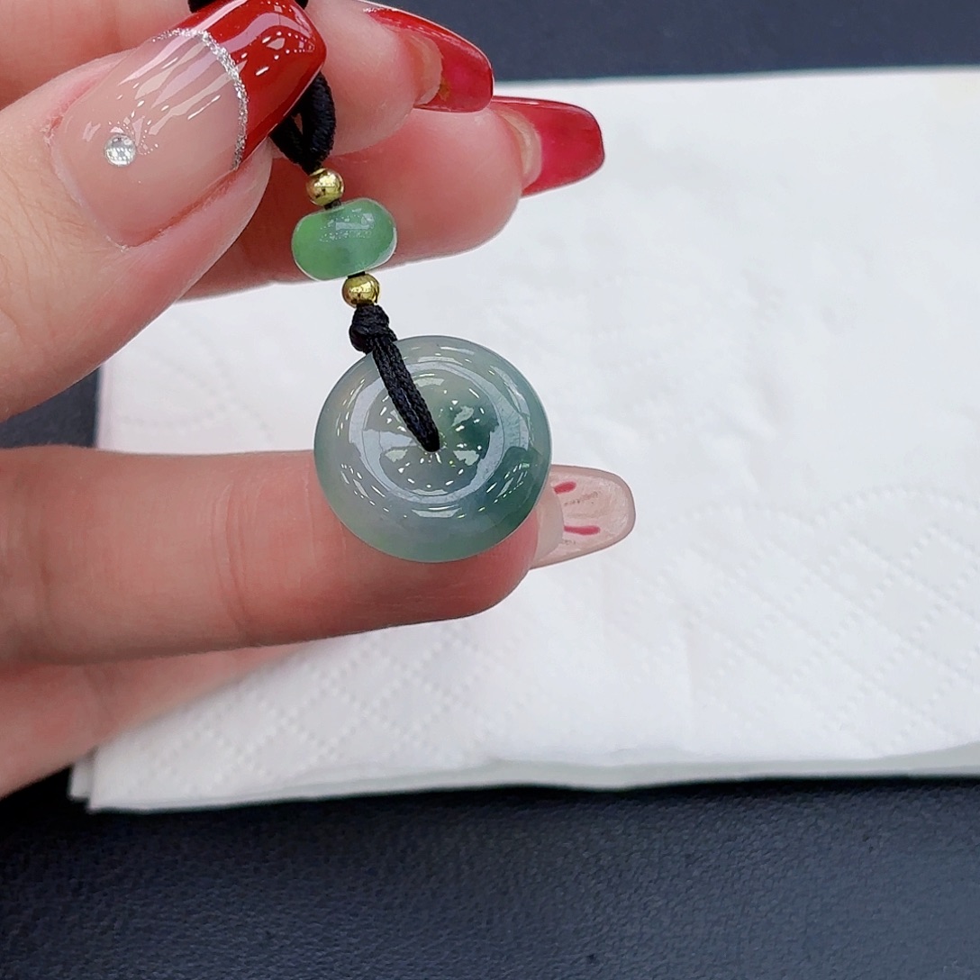 翡翠颈饰未镶嵌好****?平安扣