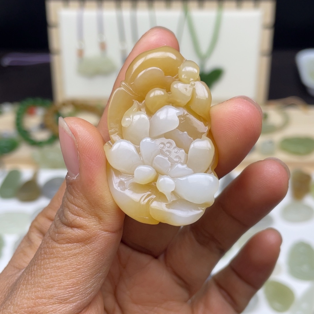 妙***.和田玉未镶嵌颈饰