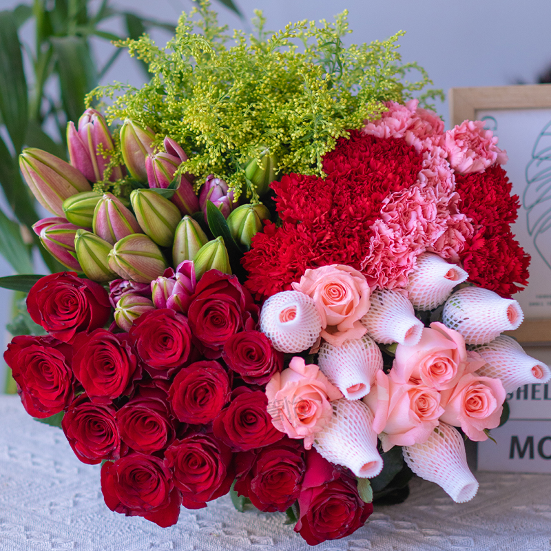 （爆款鲜花）粉玫瑰+红玫瑰+香水百合+康乃馨+配草 基地直发