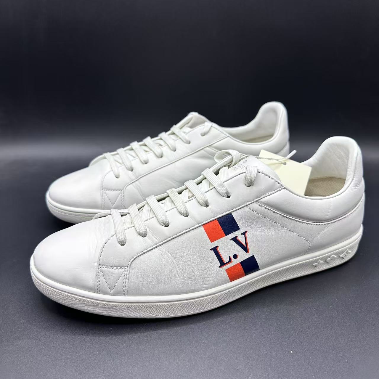 95新 LouisVuitton/路易威登 男士白色时尚图案点缀板鞋43码lb326