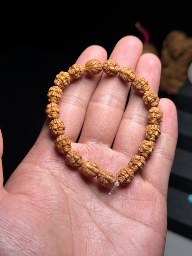十八罗汉头，毛桃核雕刻，尺寸：8+/10+