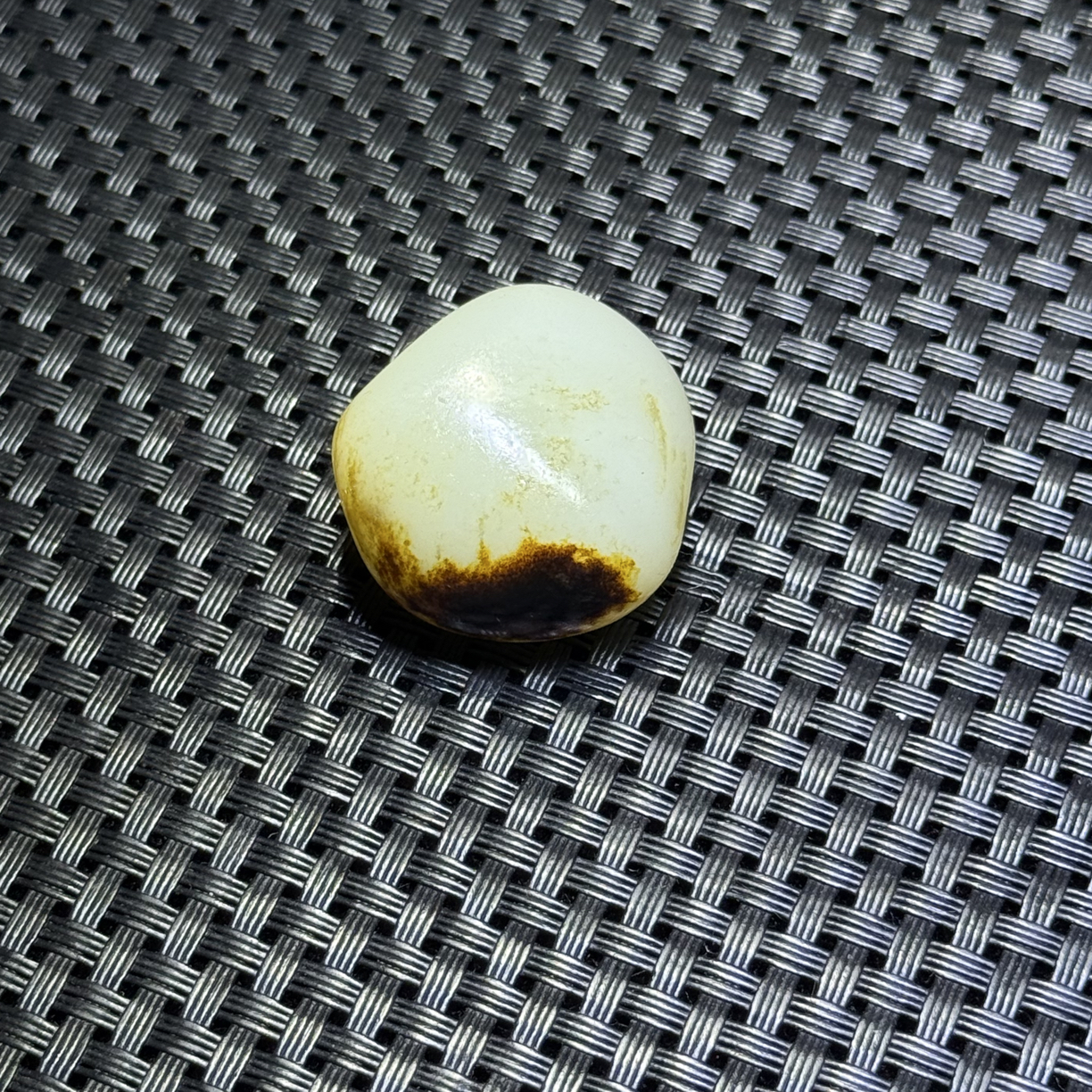 新疆和田玉籽料原石黑红皮特色玉石，百度细读过眼过灯.
