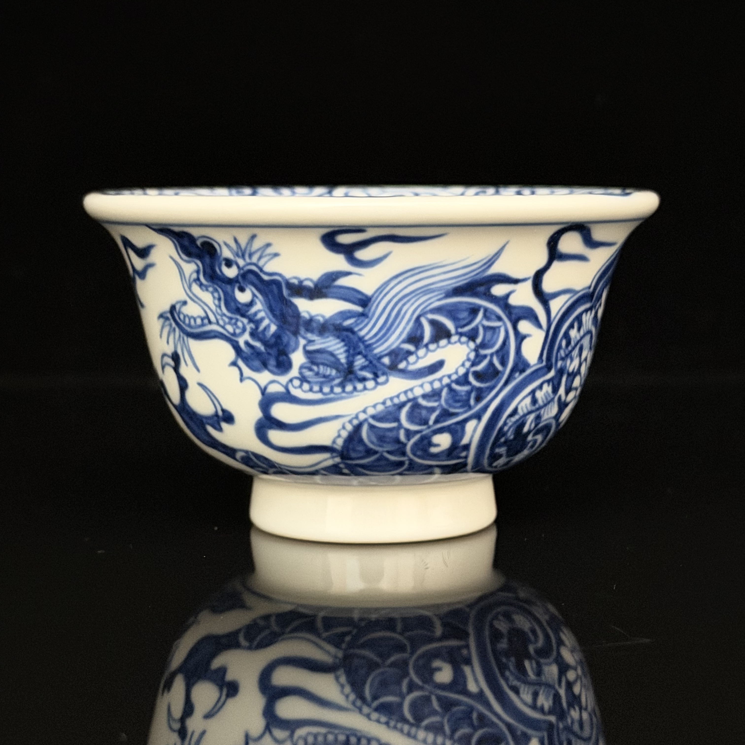 《芊山瓷语》穿花龙画片压手杯-手工手绘