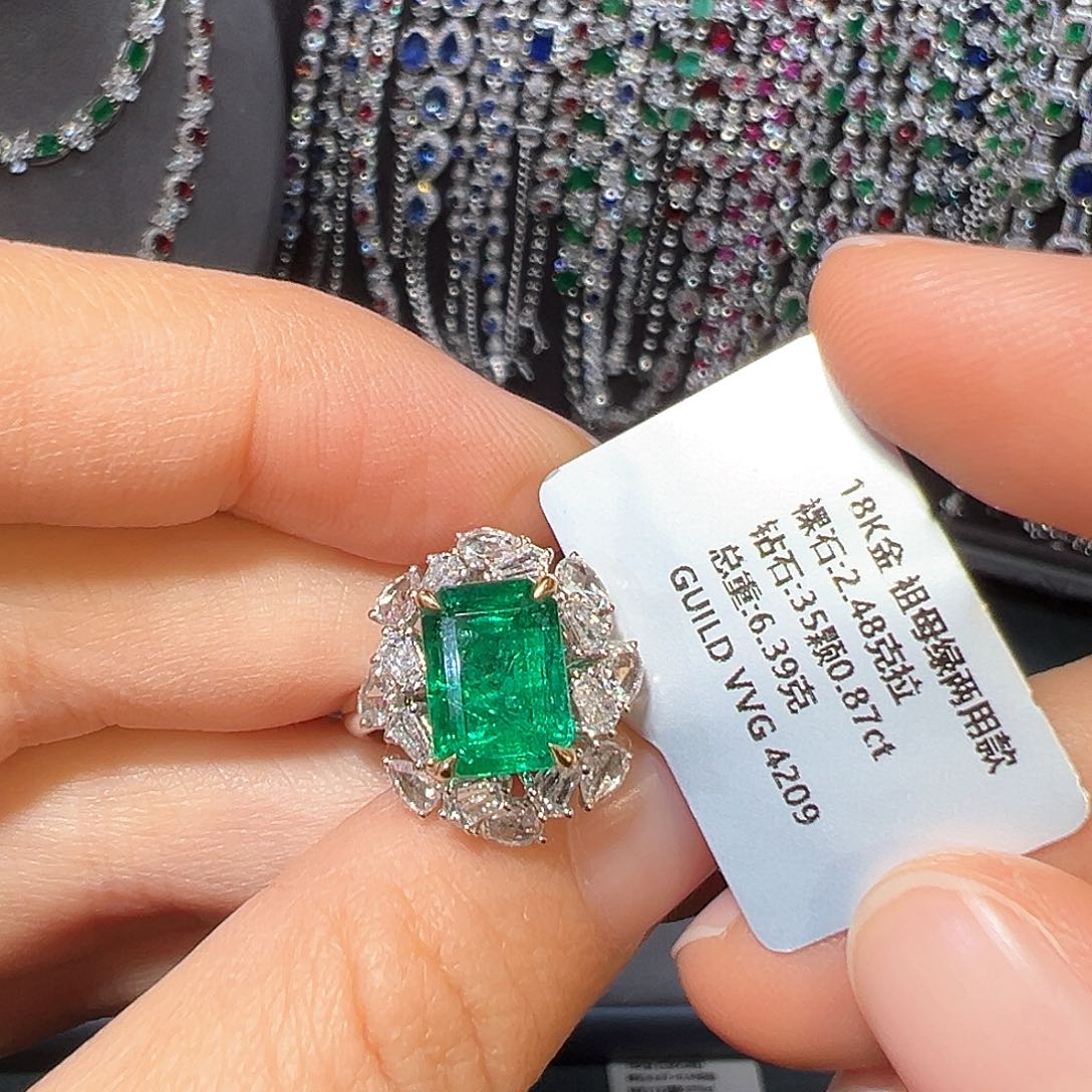 祖母绿戒指18K金镶嵌