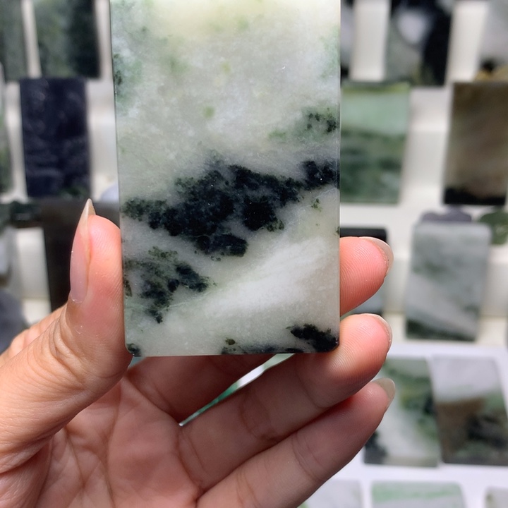 独山玉未镶嵌颈饰