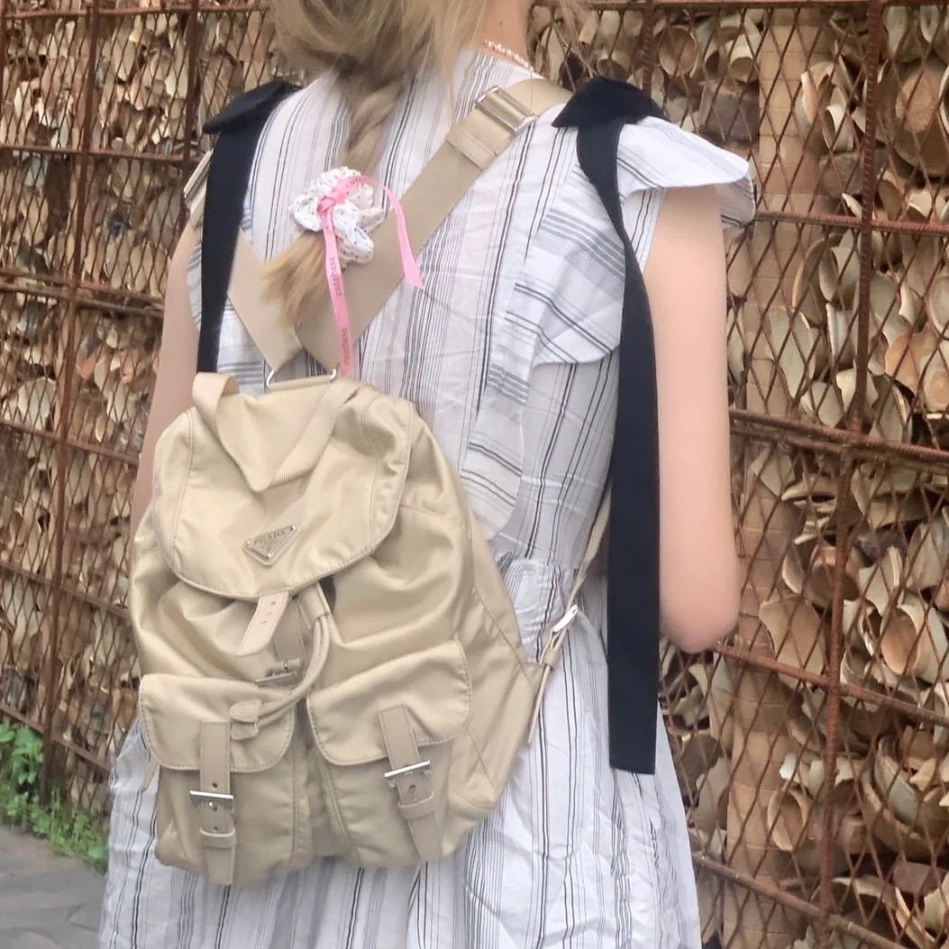 99新 Prada/普拉达 奶茶色双口袋邮差双肩包22226602