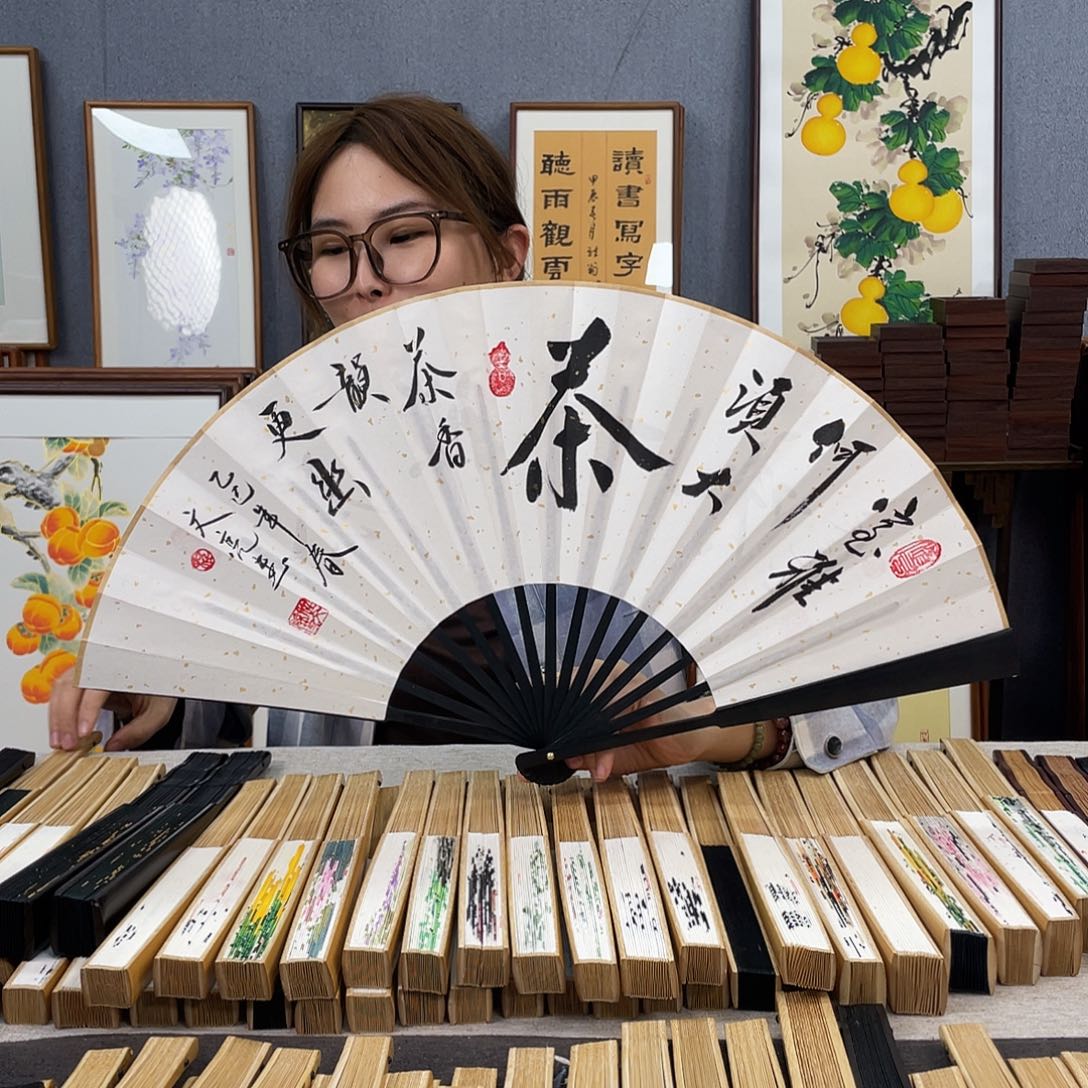 国画福利折扇带中玉扇骨（默认粘好发出）茶