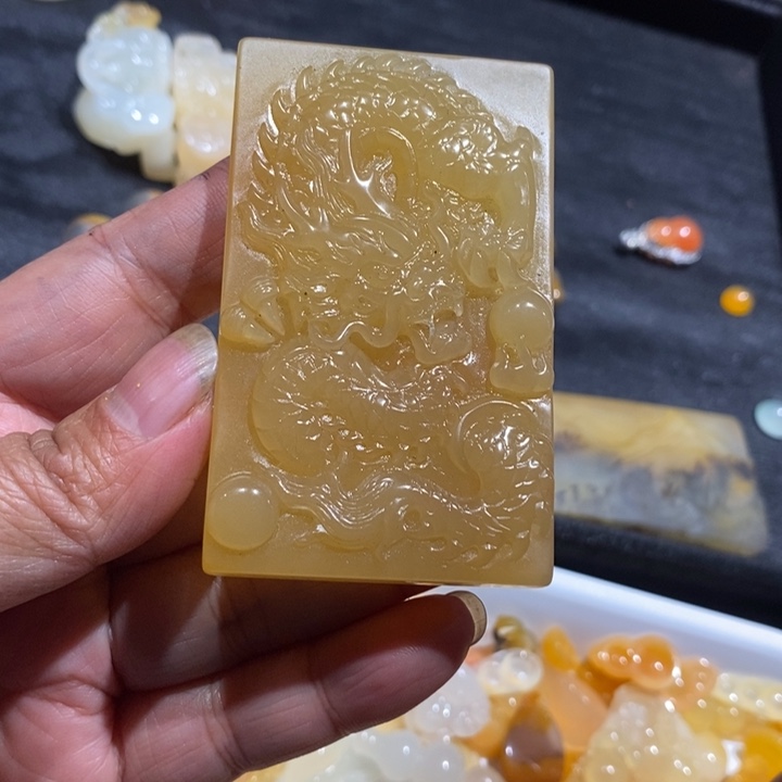 石英质玉（黄龙玉）未镶嵌颈饰