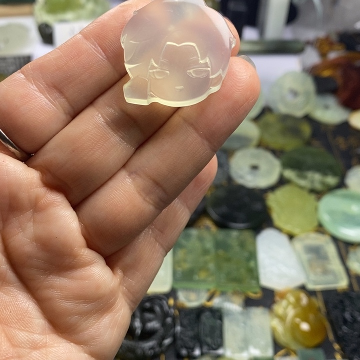 蛇纹石玉颈饰合金