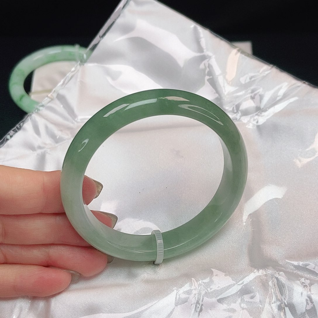 翡翠手镯未镶嵌晴蓝半山水