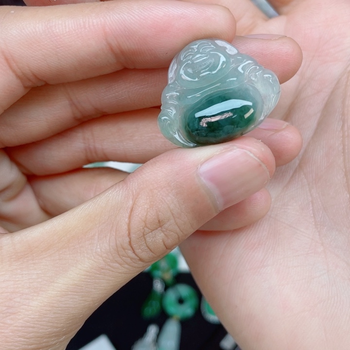 翡翠颈饰未镶嵌大**儿