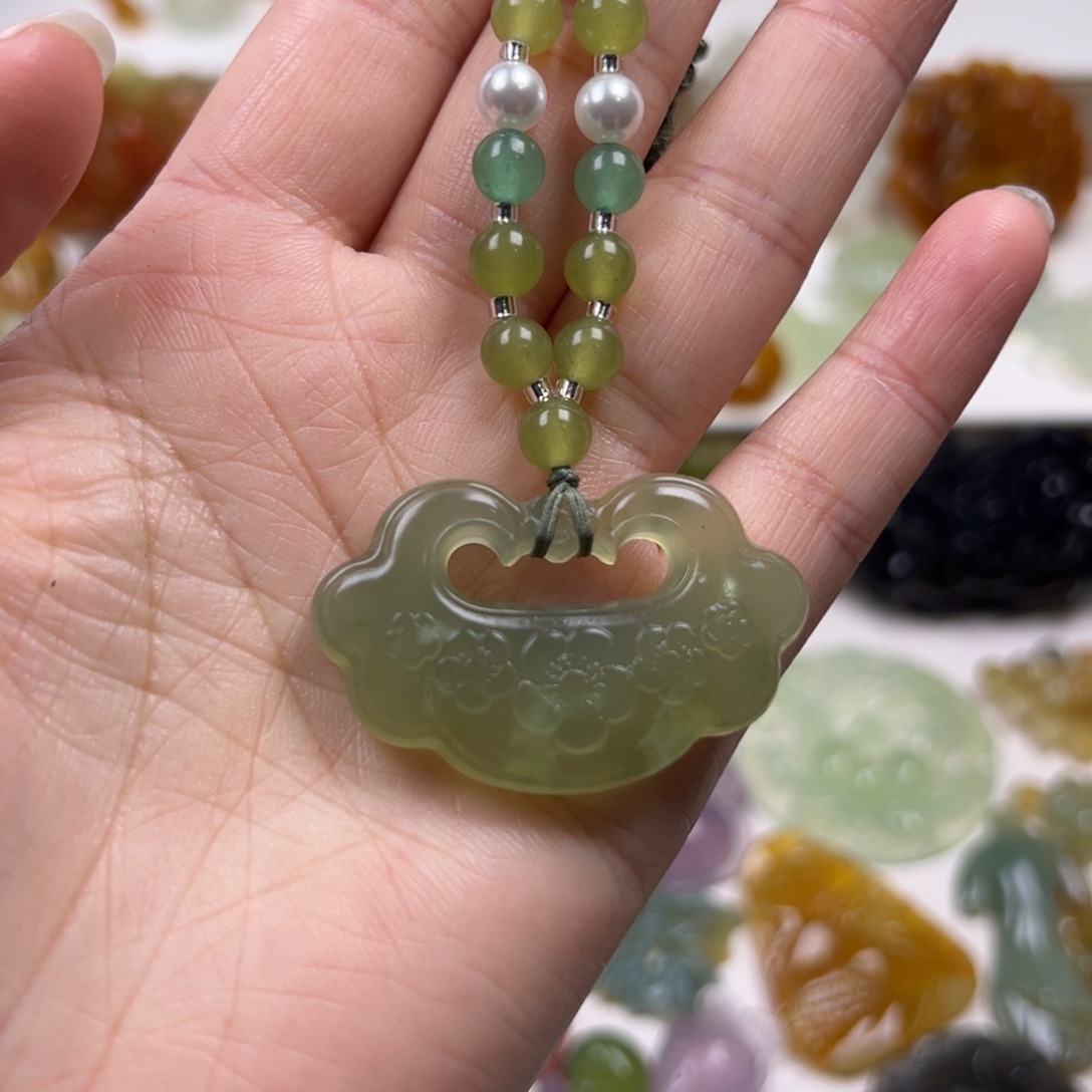 蛇纹石玉未镶嵌颈饰