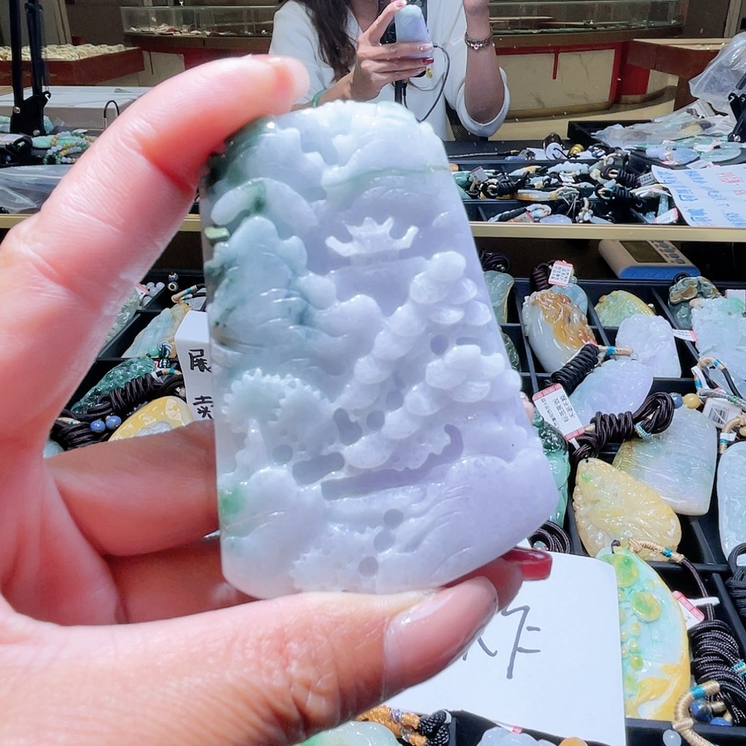 翡翠未镶嵌颈饰一个