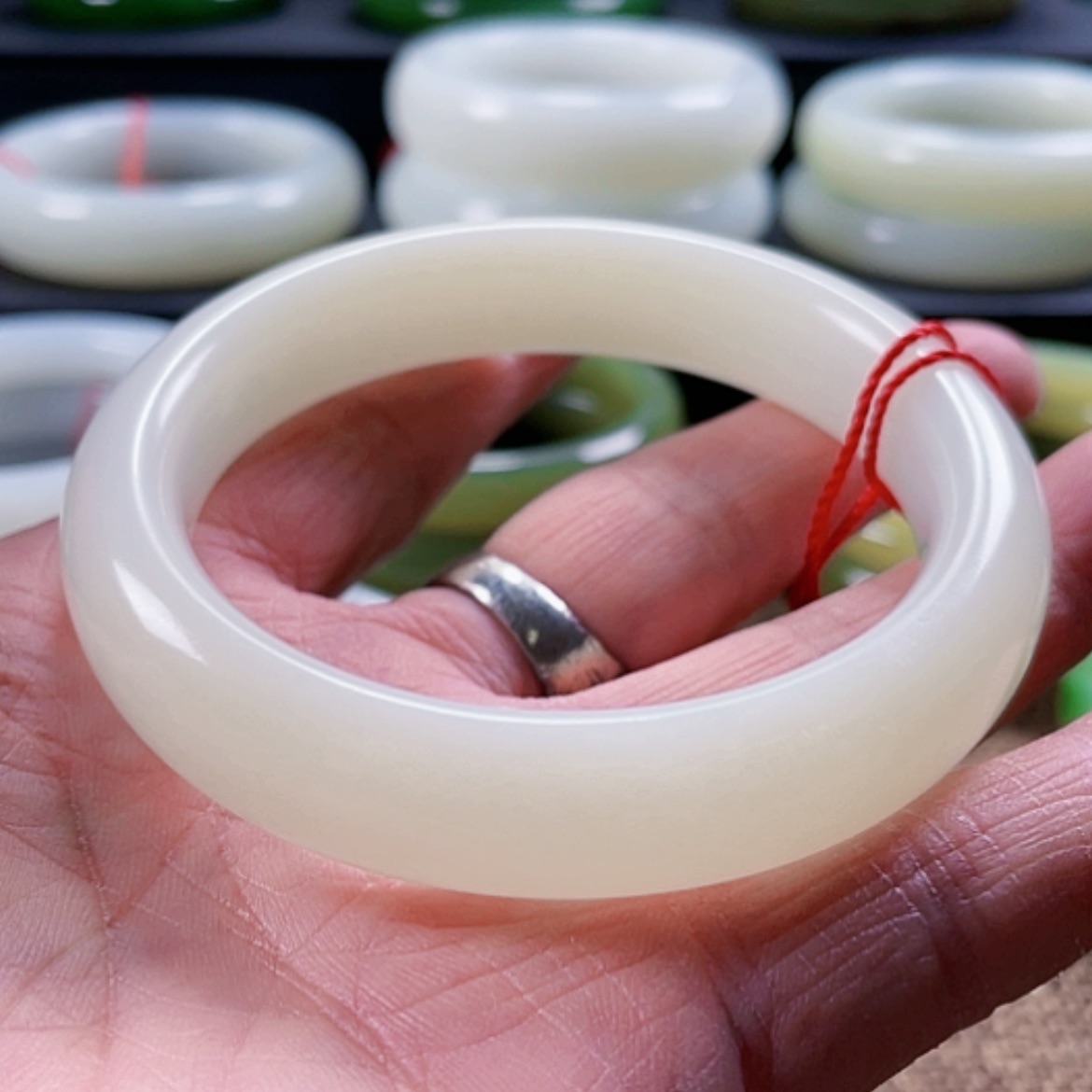 【闪购商品】和田玉手镯未镶嵌黄**糖