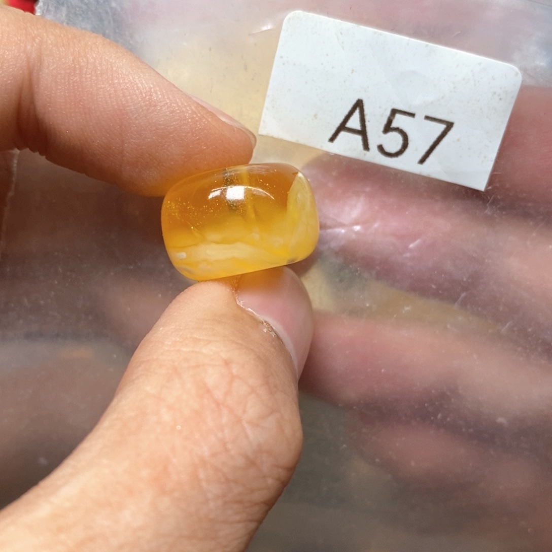 主***～蜜蜡未镶嵌裸石瑕疵