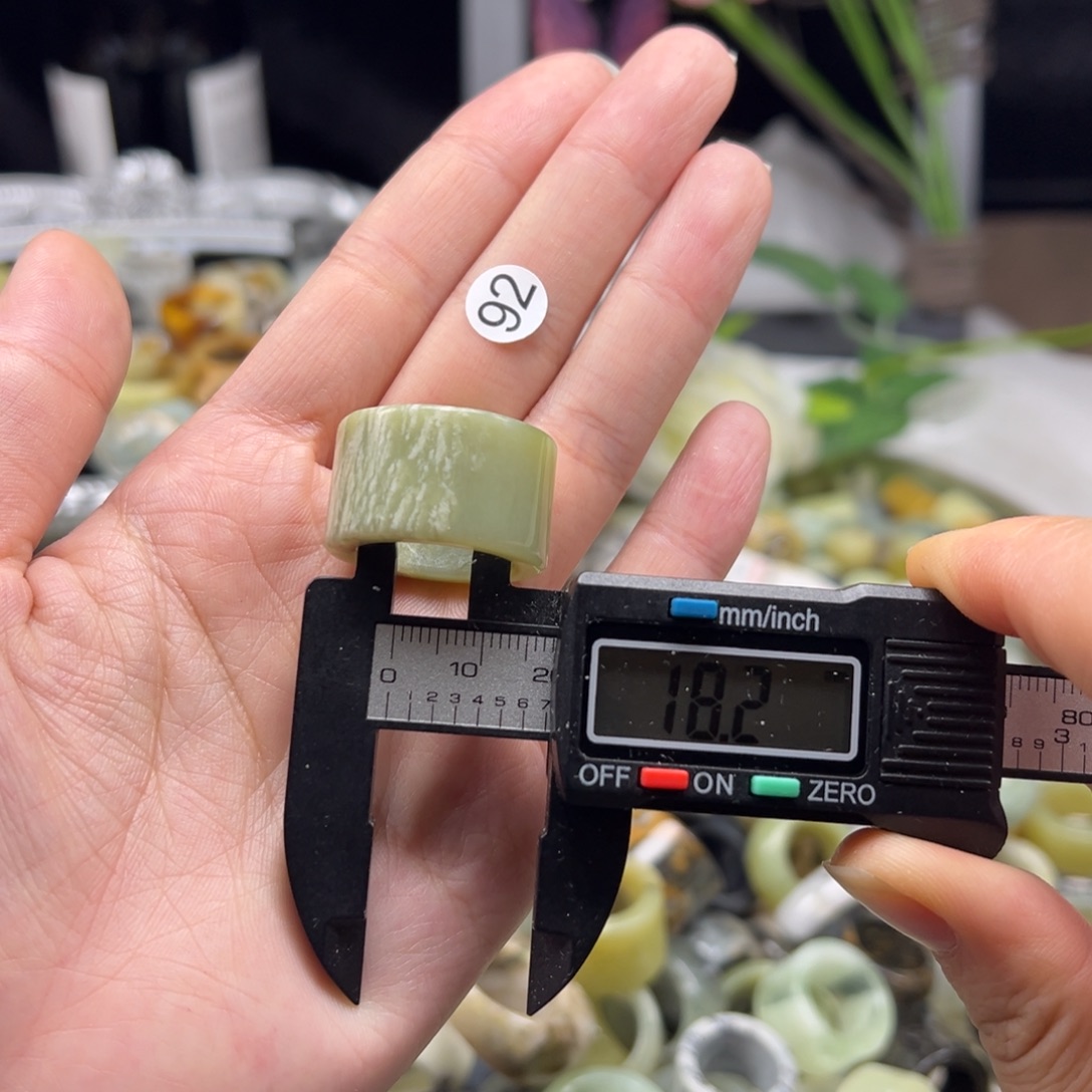 蛇纹石玉未镶嵌戒指