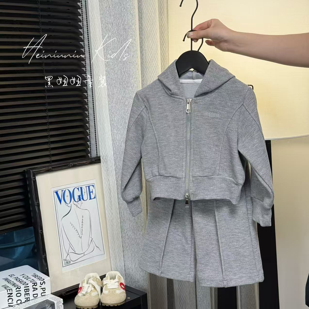 【黑妞妞】儿童休闲秋季套装时尚运动灰色连帽卫衣女童装AJ90522