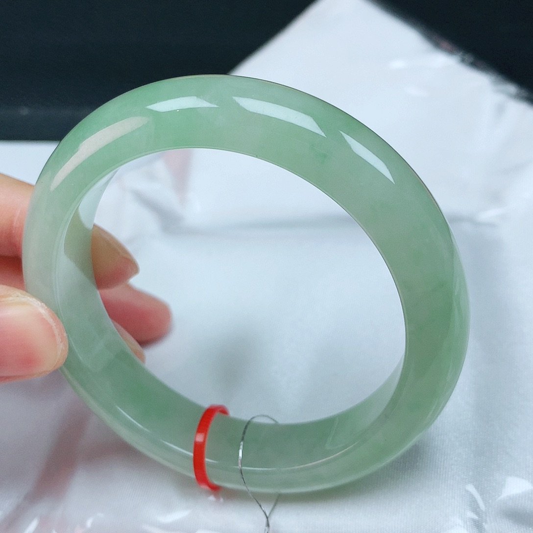 翡翠手镯未镶嵌55圈