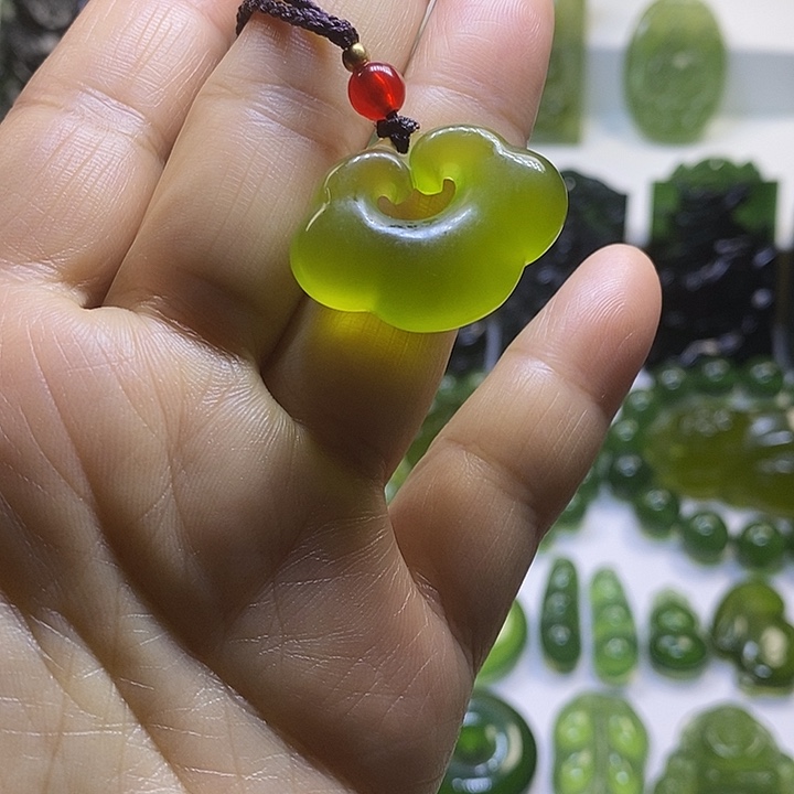 蛇纹石玉未镶嵌颈饰