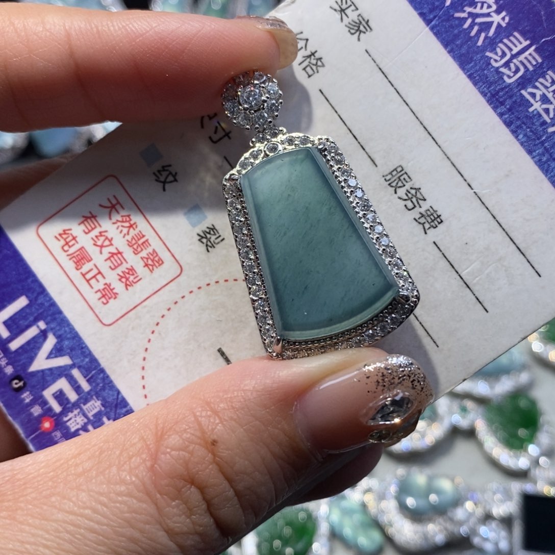 翡翠颈饰未镶嵌翡翠