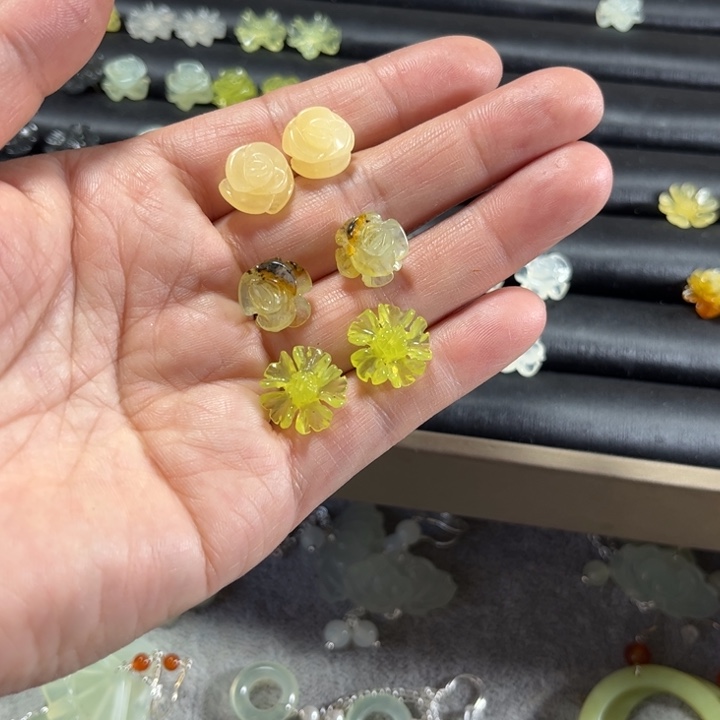 蛇纹石玉耳饰合金