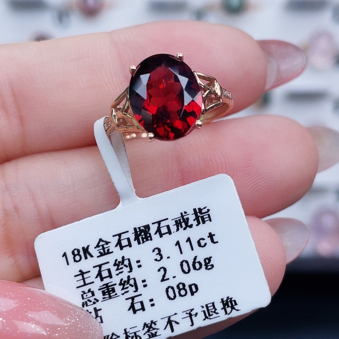 18K金镶嵌戒指石榴石