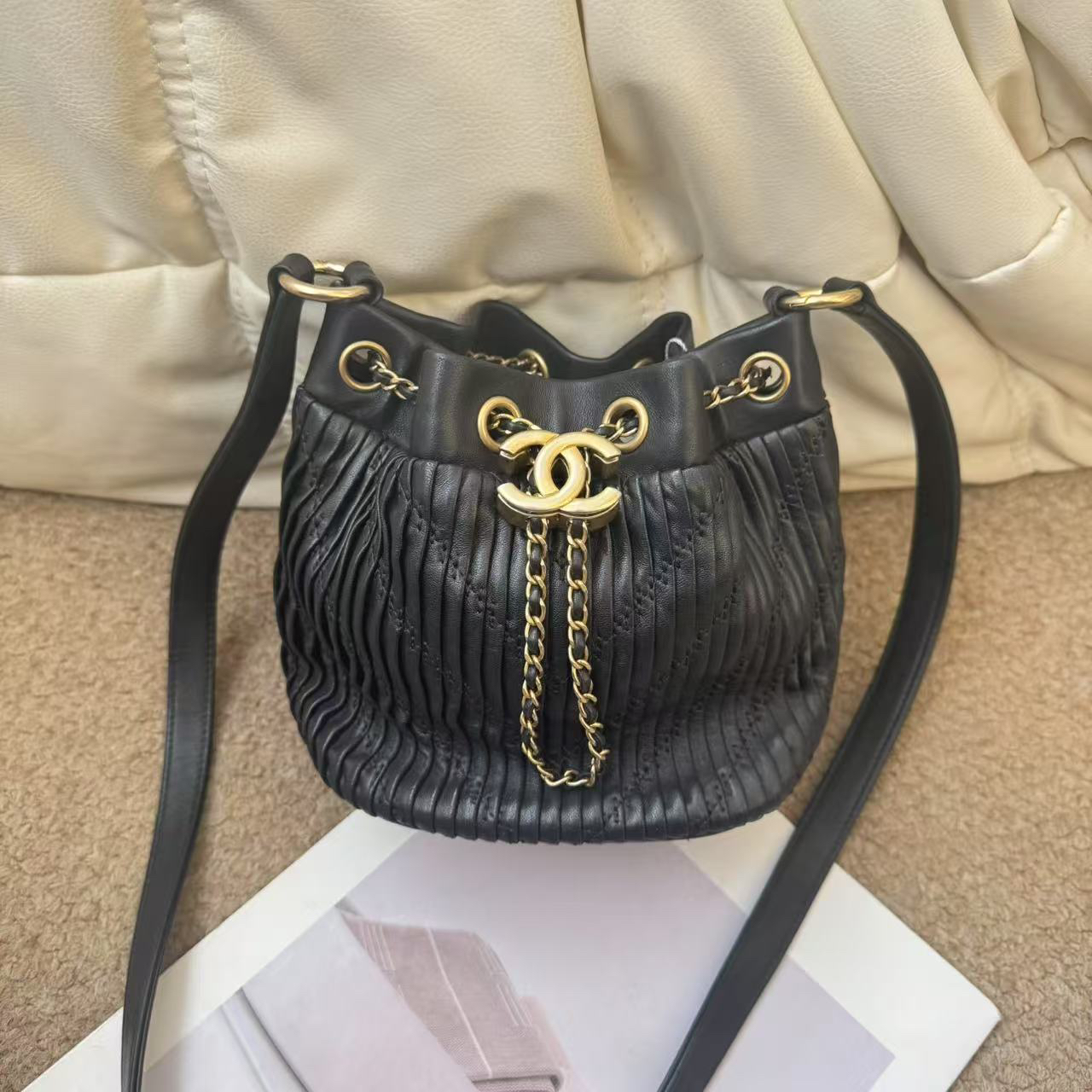 95新 Chanel/香奈儿 Chanel 黑金 羊皮 抽绳褶皱水桶包/654340192